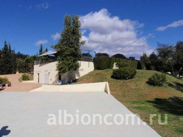 Летняя школа в Испании College Alboran, Marbella. Вид на территорию и помещение с душами