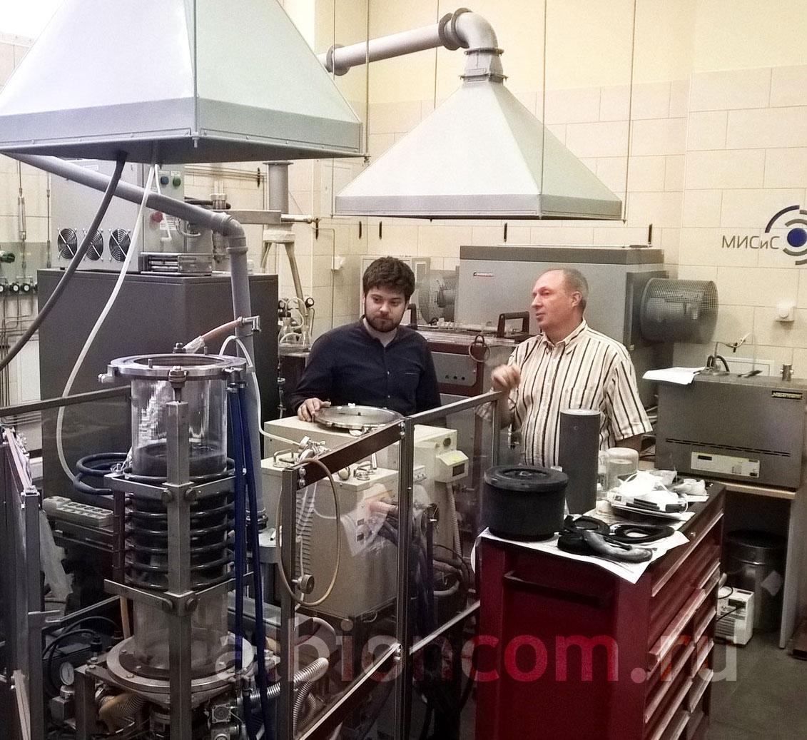 Profesor D. V. Golberg con un pasante en el laboratorio de NITU MISSIS (ver la entrevista)