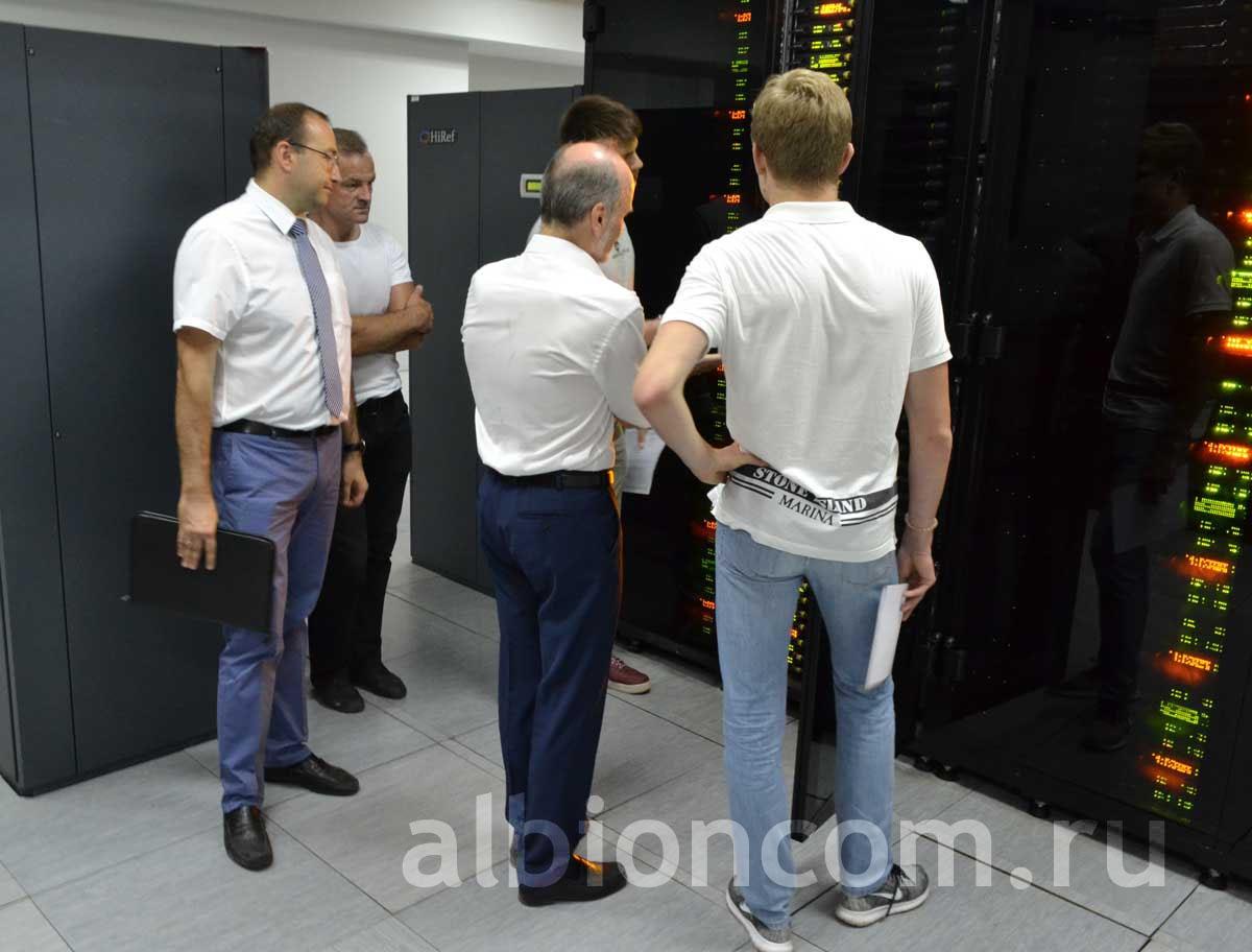 Студенты "Альбиона" и руководители практики в зале суперкомпьютера "Ломоносов"